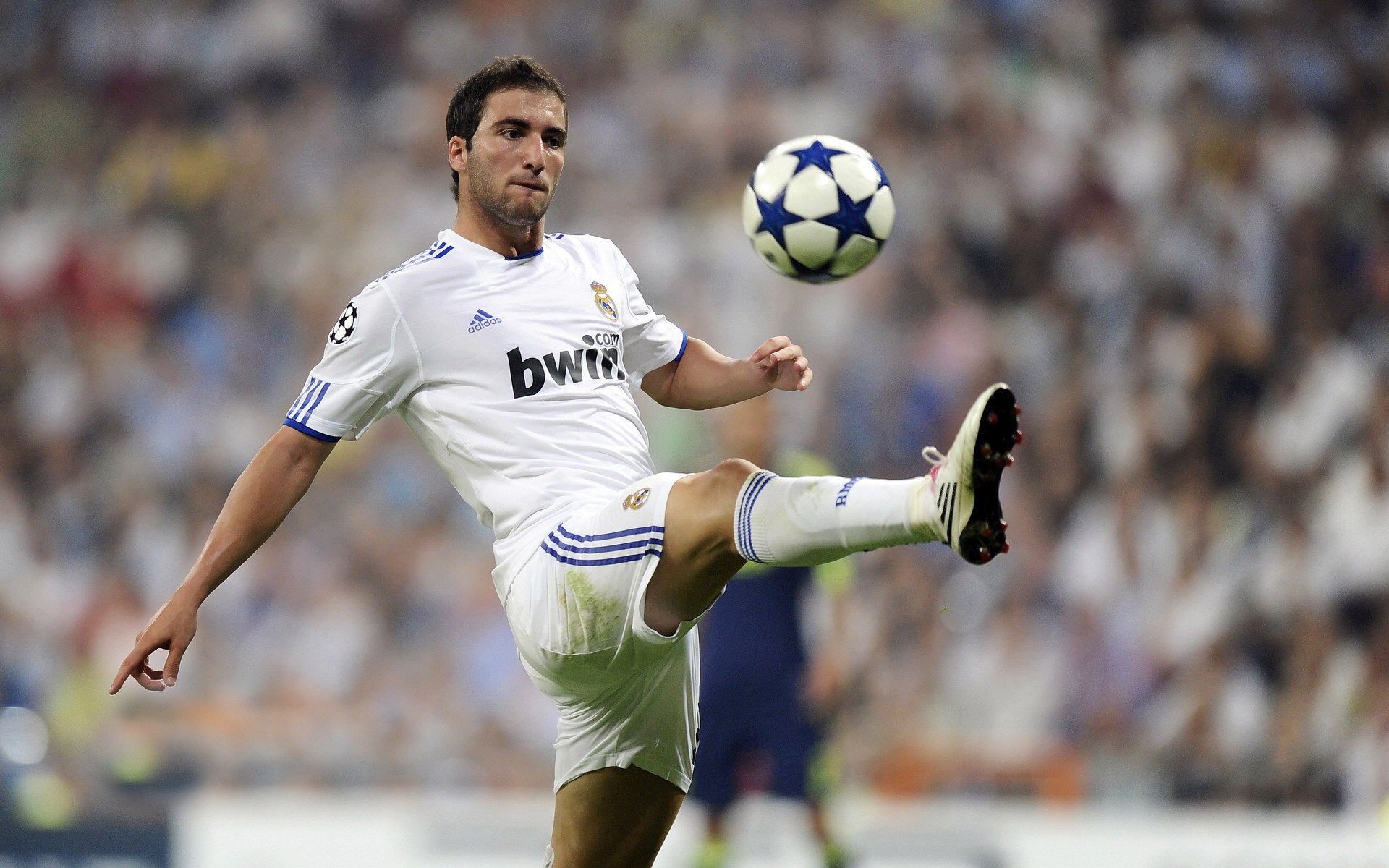 开云体育入口-电子屏幕外的英雄，当雷恩鏖战喀麦隆，穆勒在西甲国家德比接管比赛