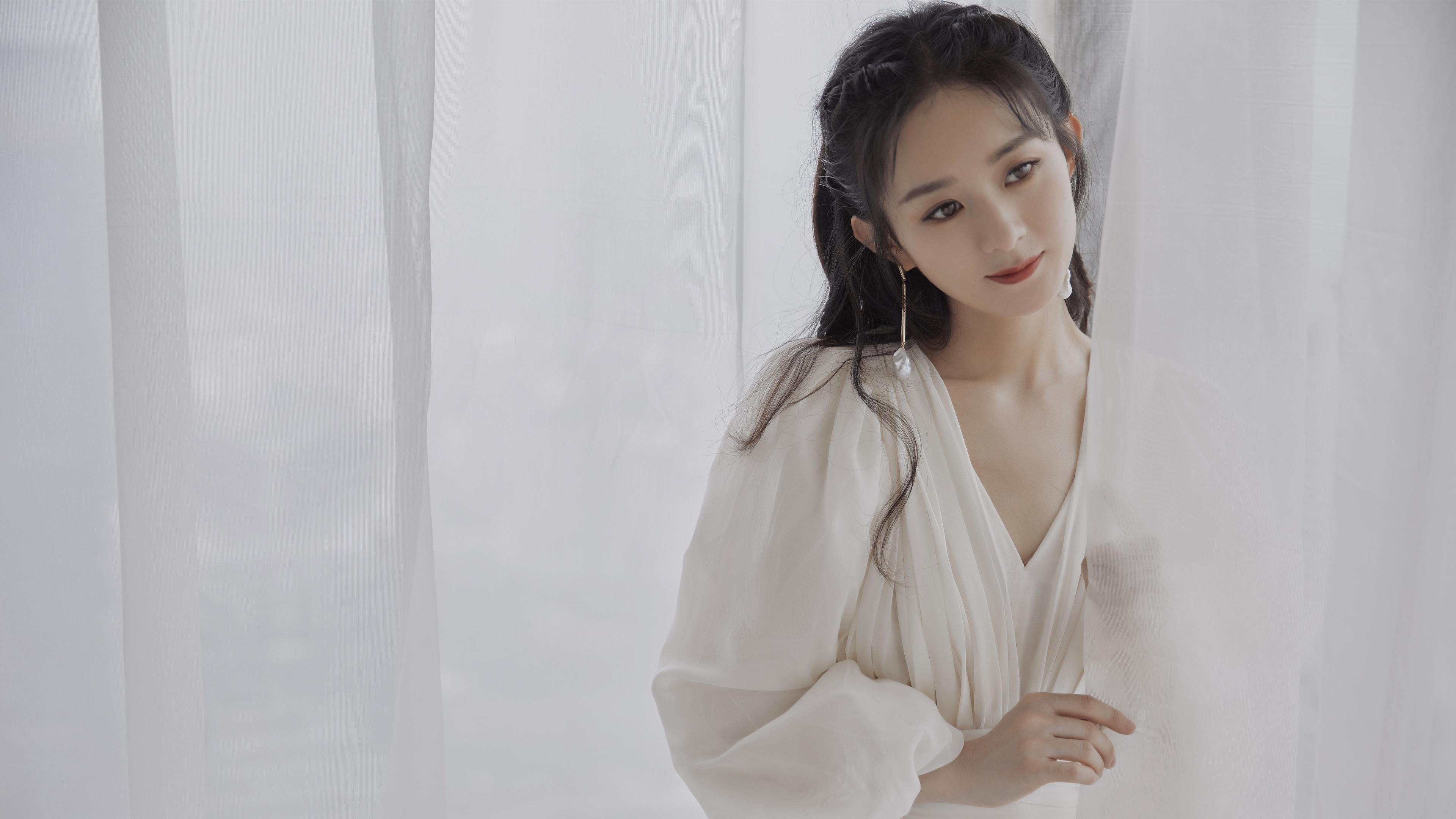 开云体育在线-当篮球的国王掀翻数字王朝，F1的保罗于赛道加冕，体育掌控力的双重交响